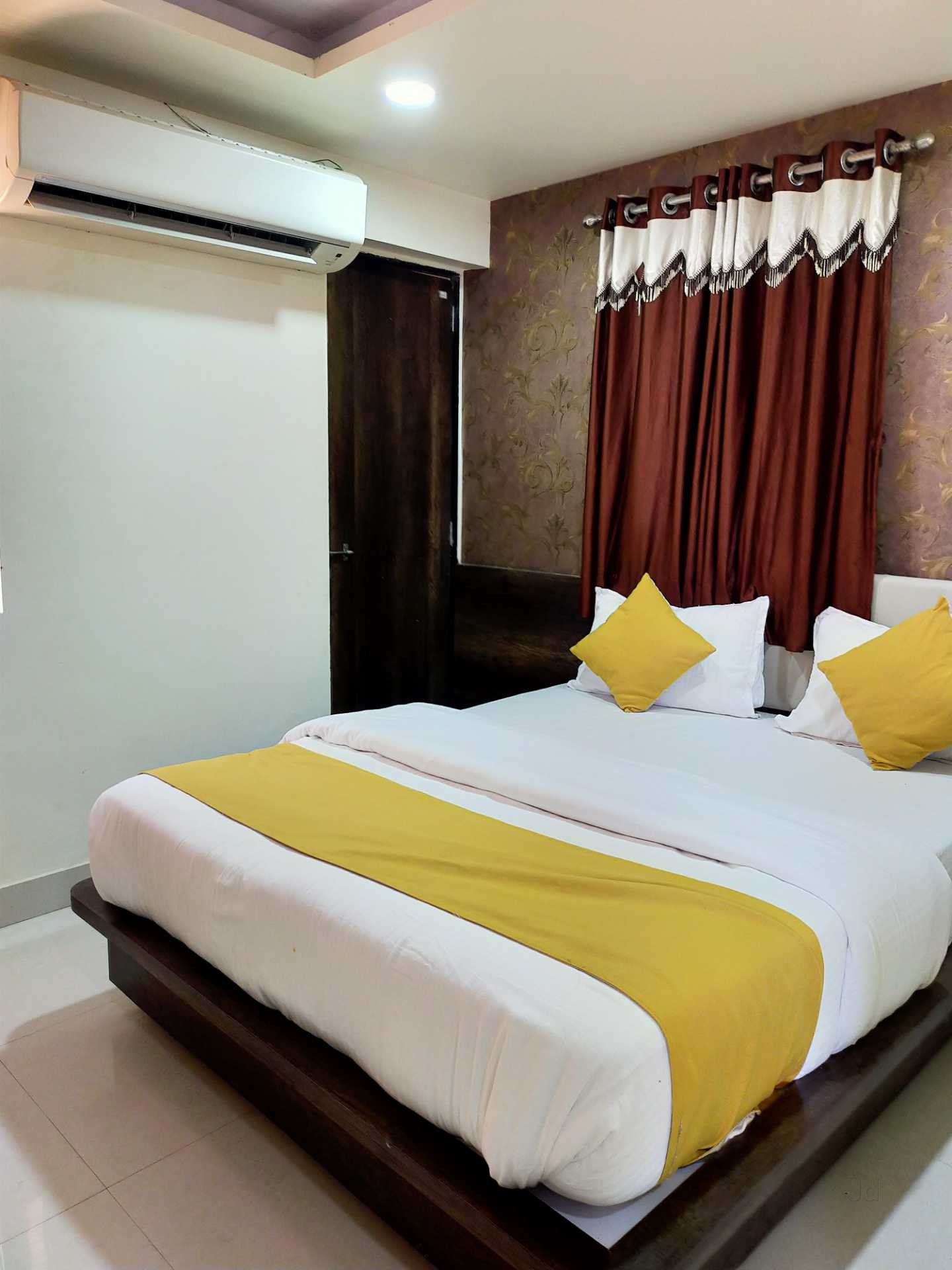 Hotel Royal Inn Dwarka Gujarat Triple Bed Room with ample space